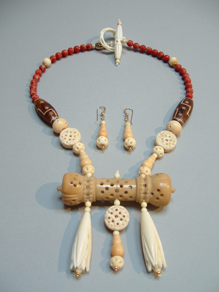Etui Eleyne Williams - Narrative Necklaces - Etui