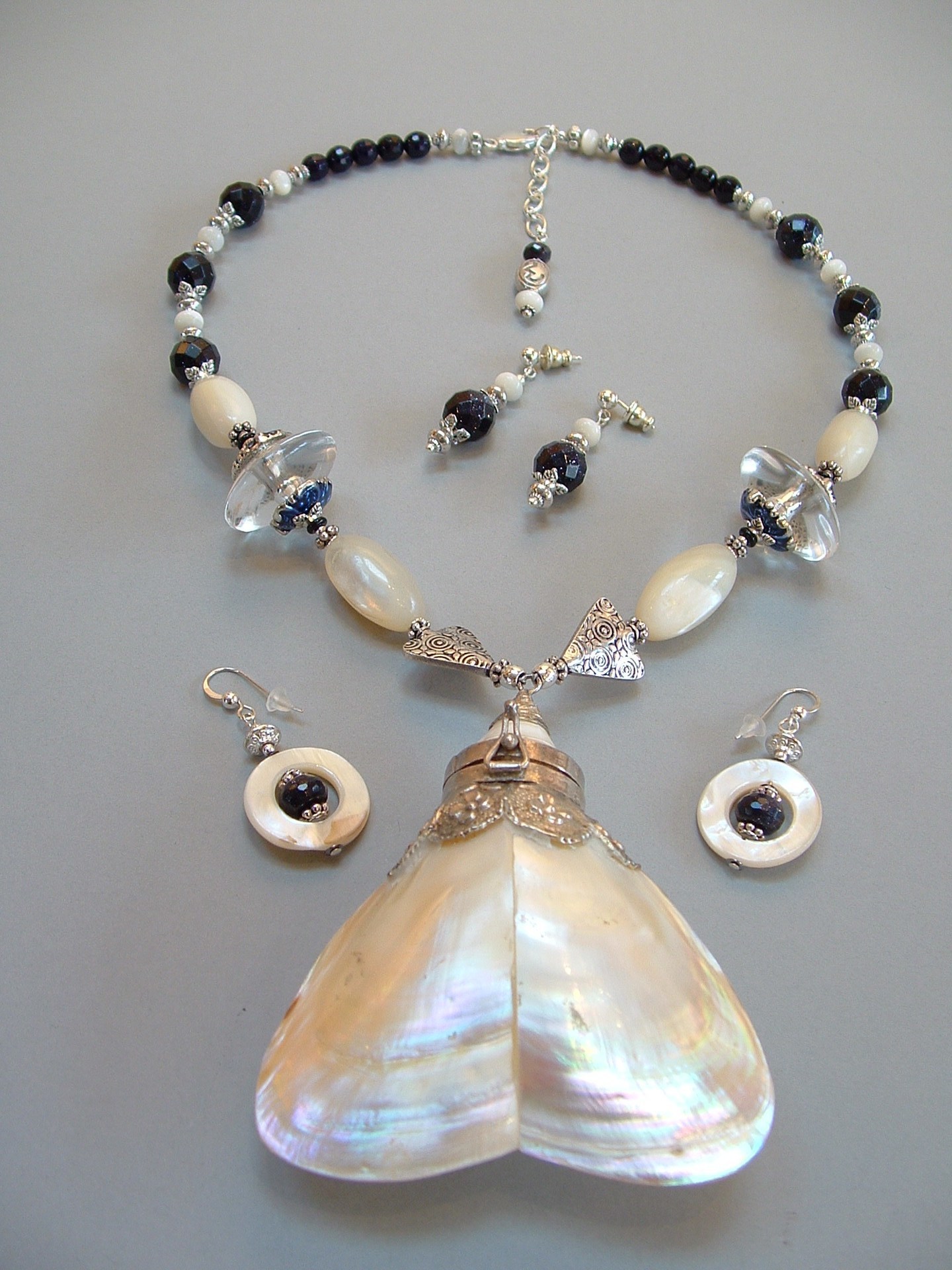 The Mermaids Purse Eleyne Williams - Narrative Necklaces - The Mermaids Purse
