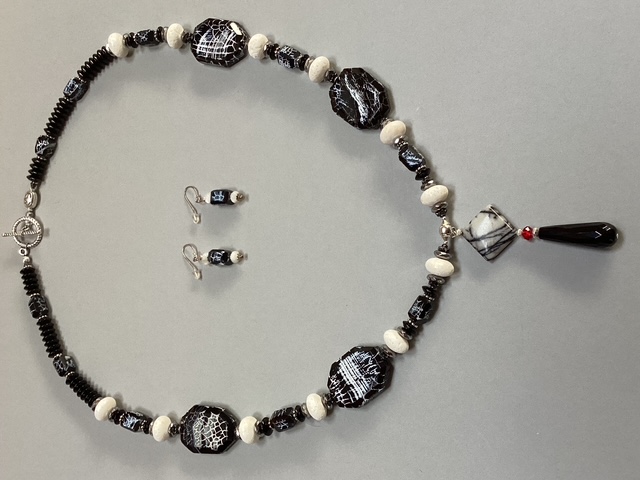 Contrasts Eleyne Williams - Narrative Necklaces - Contrasts